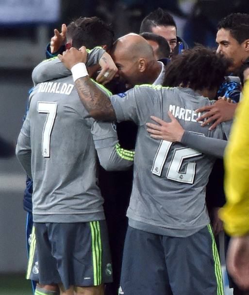 L&#39;abbraccio tra Zidane, Ronaldo e i suoi compagni di squadra. Ansa